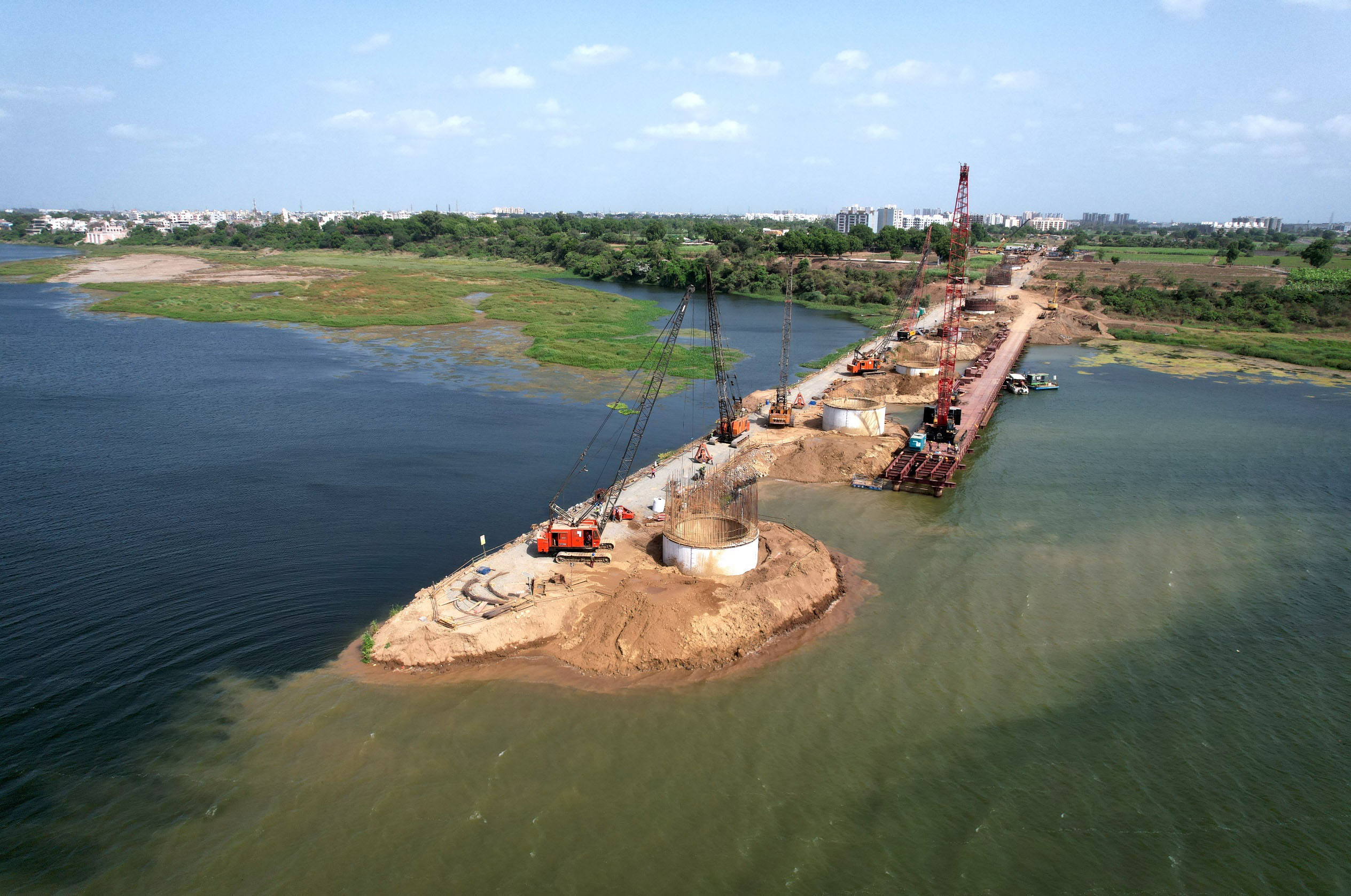 नवसारी जिला में नॉइज़ बैरियर इरेक्शन कार्य प्रगति पर, सितंबर 2023